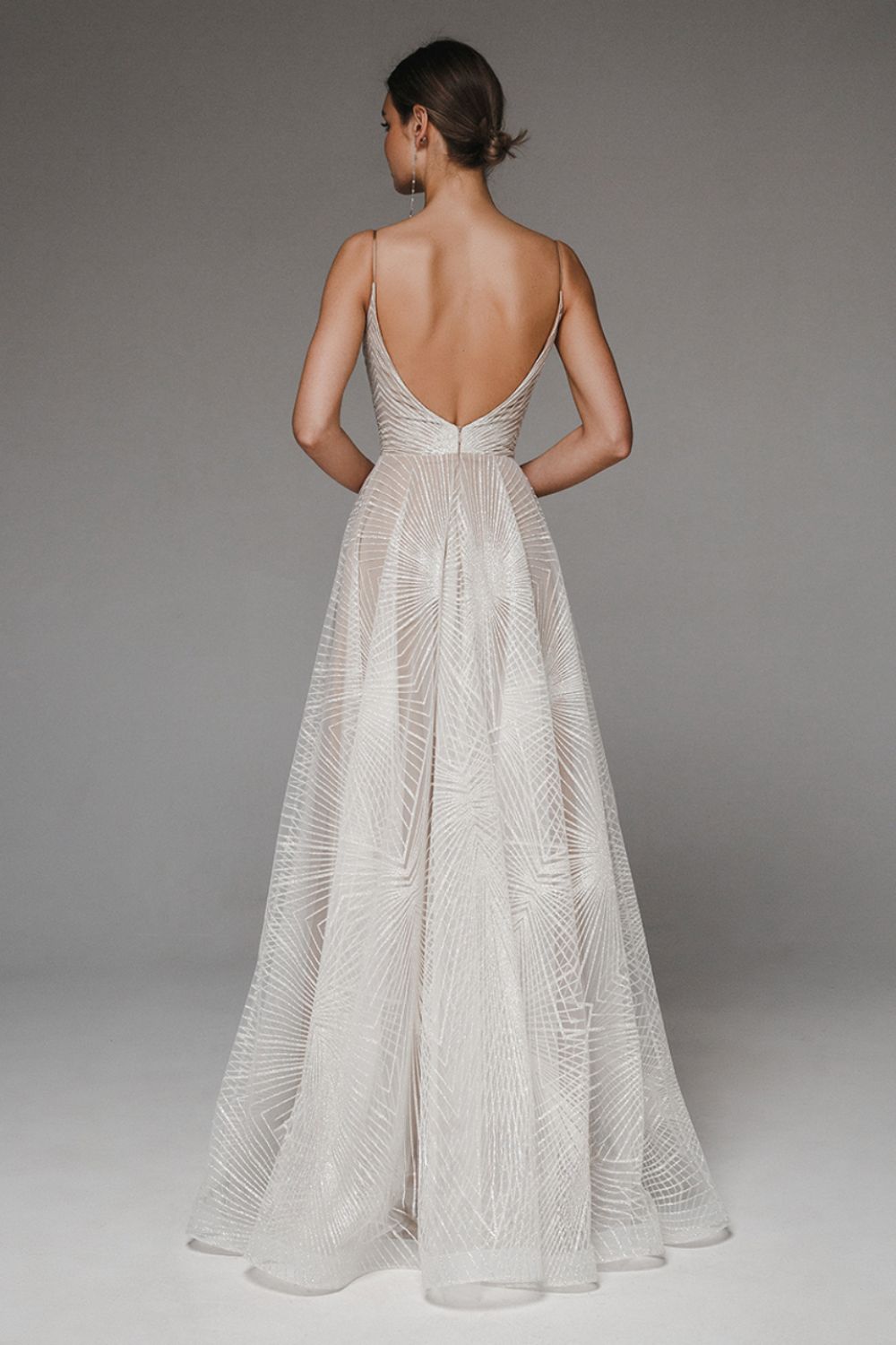 Cristina | Moderne en linjekjole med dyb V -hals og spaghetti -stropper